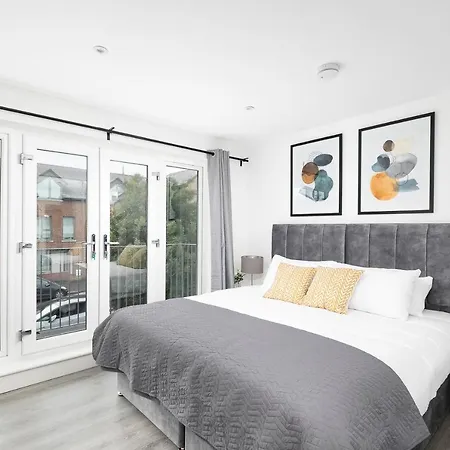 Skyvillion - London Enfield Chase Apartments With Parking & Wifi